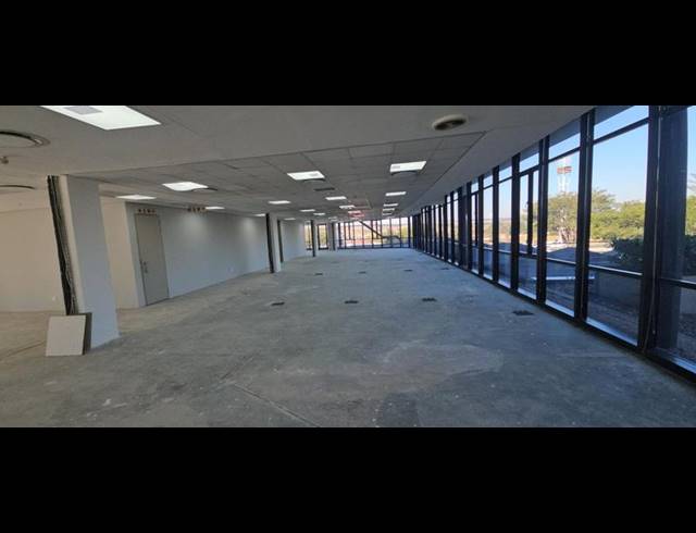 BUSINESS PROPERTY TO RENT IN WOODMEAD